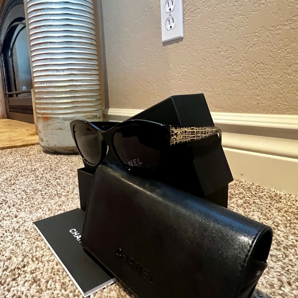 CHANEL Sunglasses in excellent condition! - Picture 6 of 9